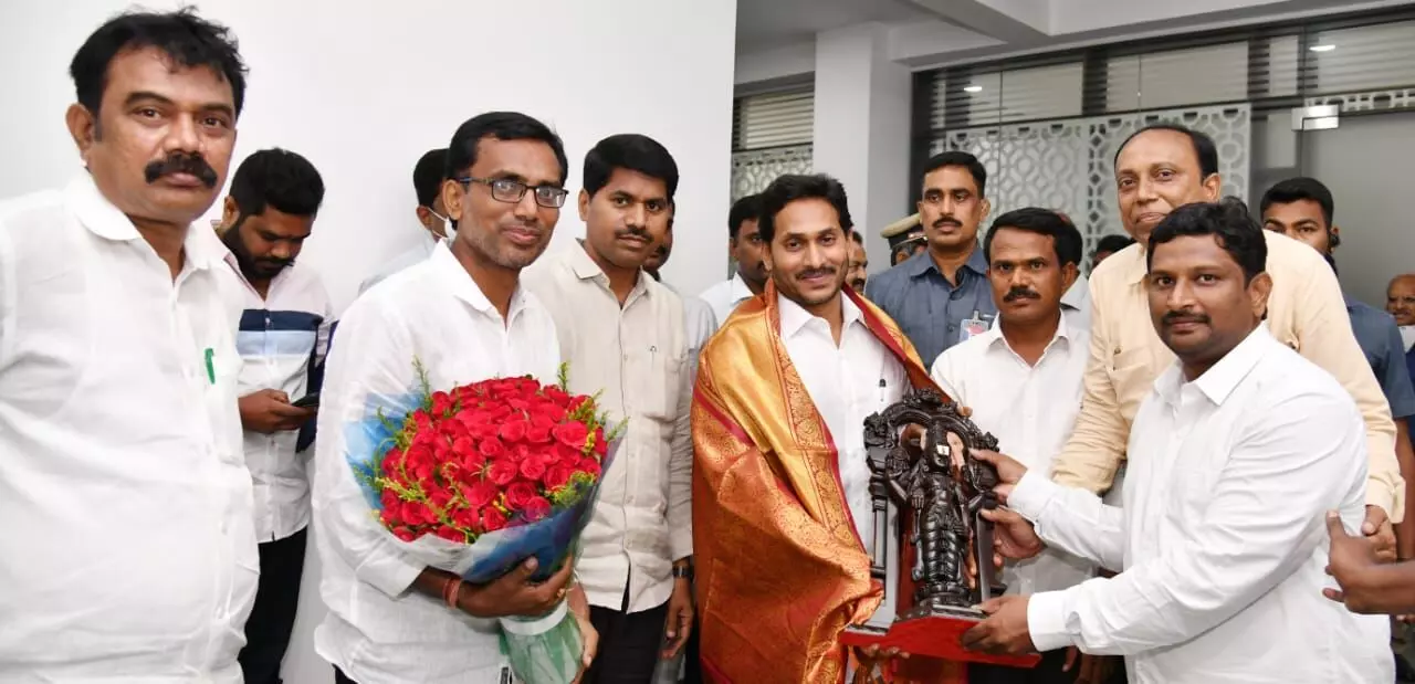 Polytechnic lecturers JAC thanks Jagan for solving pay scale issue