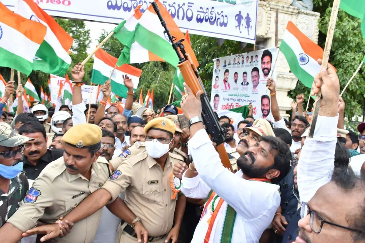 Minister Srinivas Goud fires into air from PSOs gun in Aazadi rally
