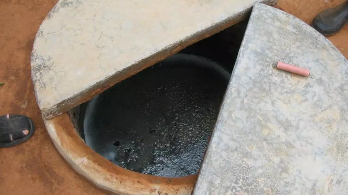 3 die of suffocation in restaurants septic tank in Palnadu