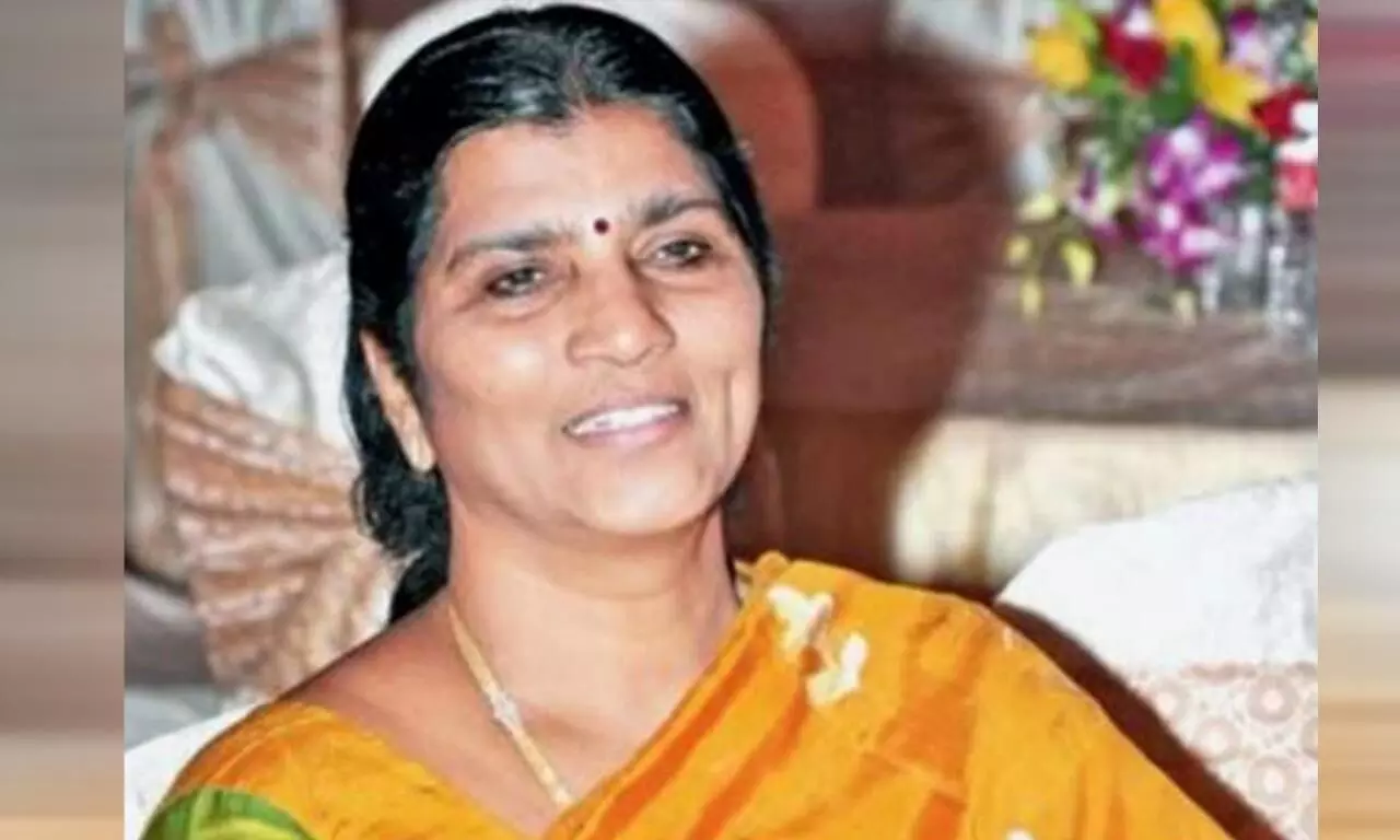 NTRs wife Lakshmi Parvathi is ok with renaming of UHS after YSR