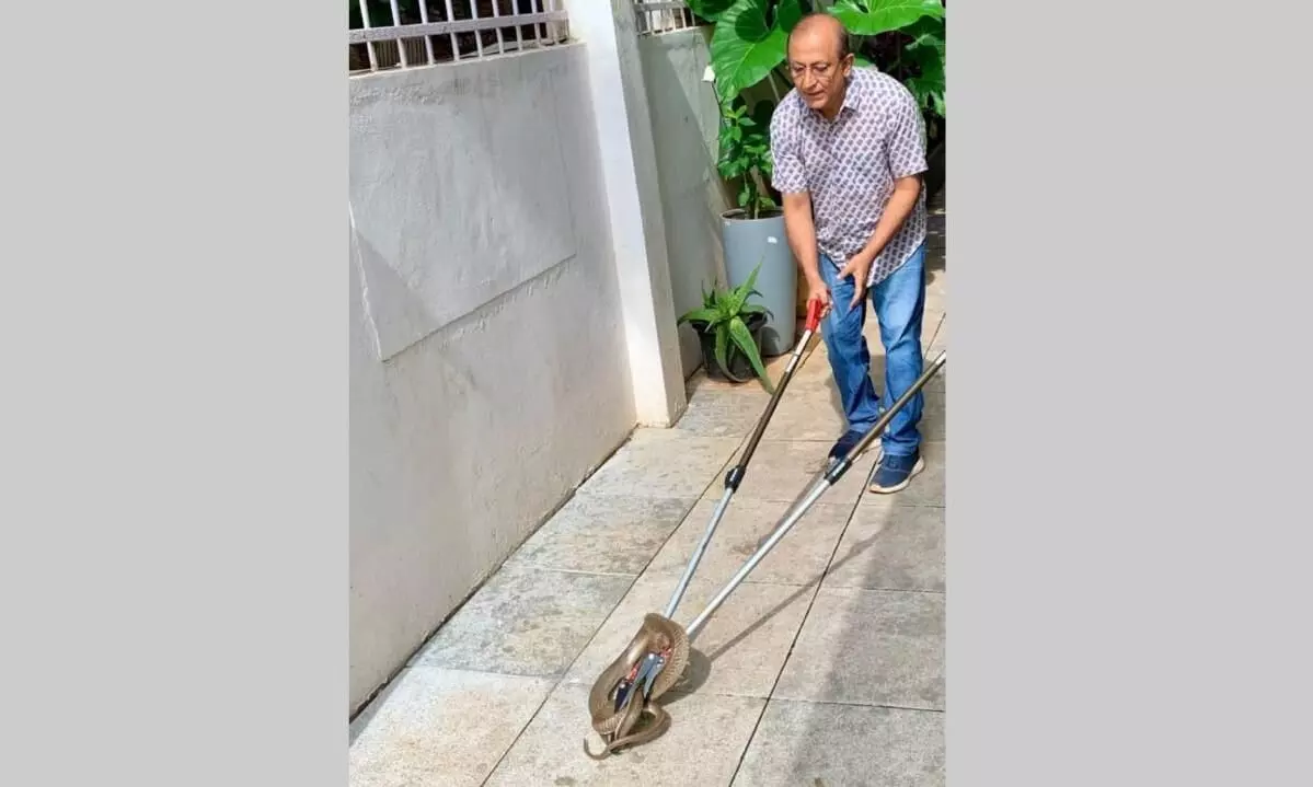 Snake in retired IAS officers house, ex-IPS Rajiv Trivedi catches it safely