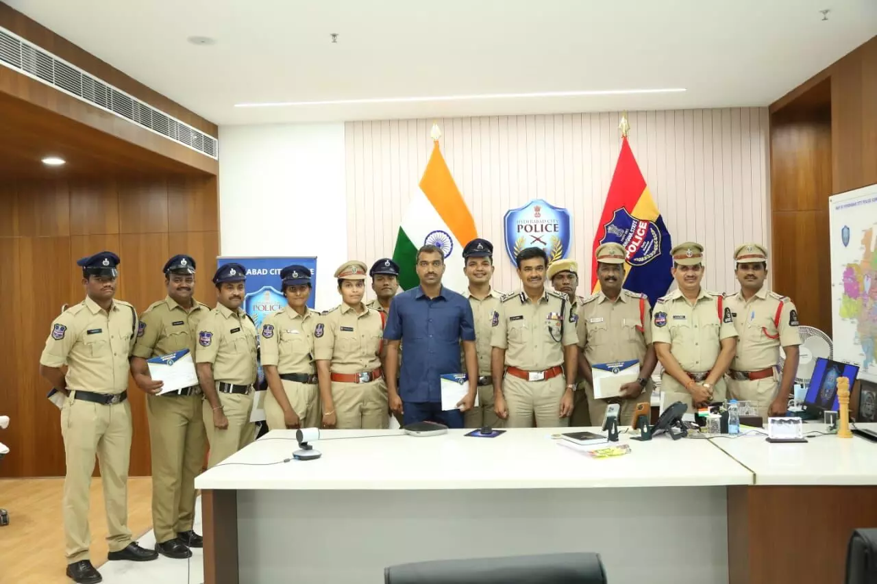 Chain, phone snatchers caught, CP CV Anand gives rewards
