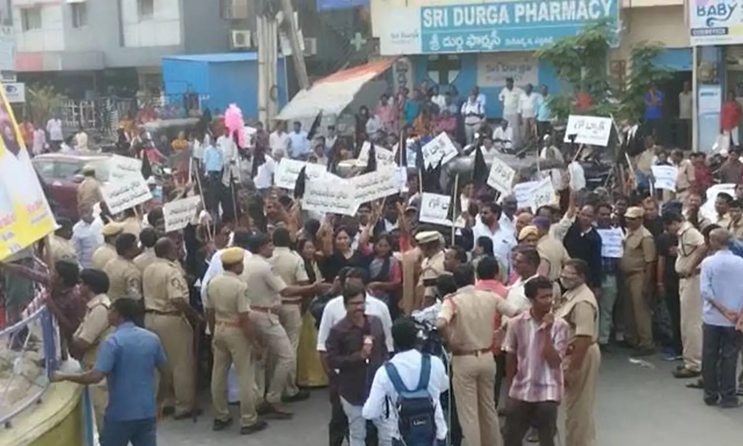 Chandrababu Naidu greeted with wave of protests in Kurnool