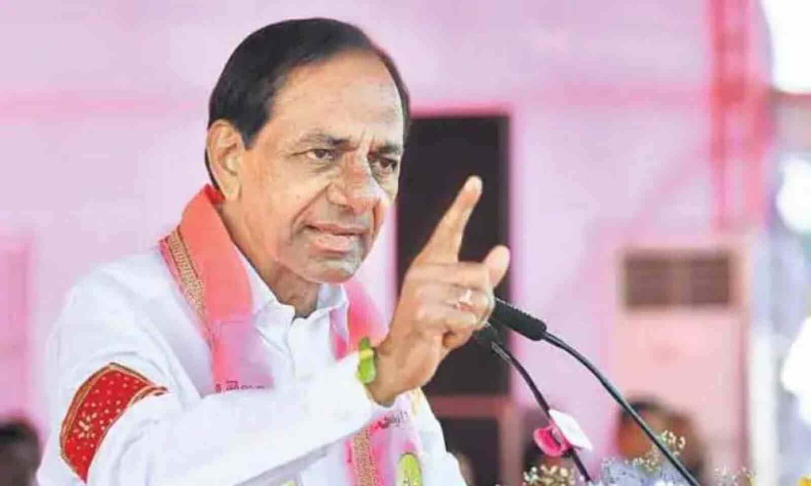 Why KCR highlighted Manmohan Singh in contrast to Modi?