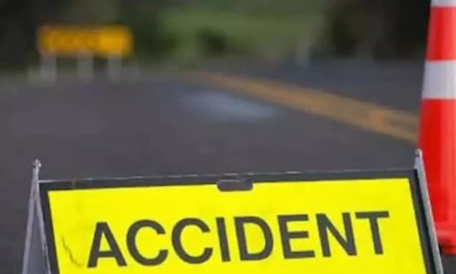 Lorry carrying fertilizers hit a car at Moodapalli, two killed, two injured