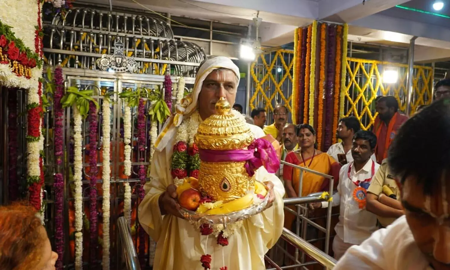 Vaikunta Ekadasi Harish Rao presents gold crown
