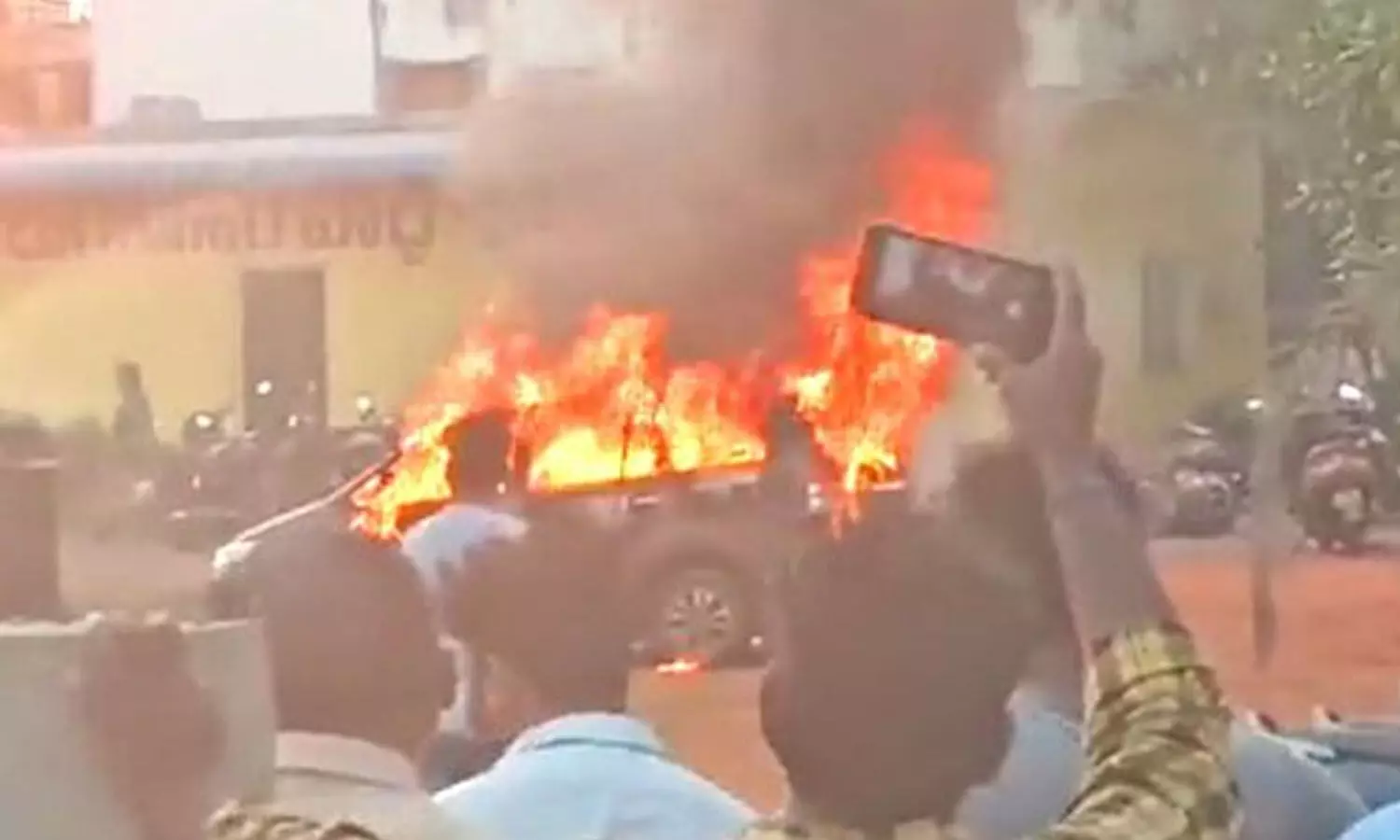 Vallabhaneni Vamsi’s men vandalise Gannavaram TDP office, torch cars