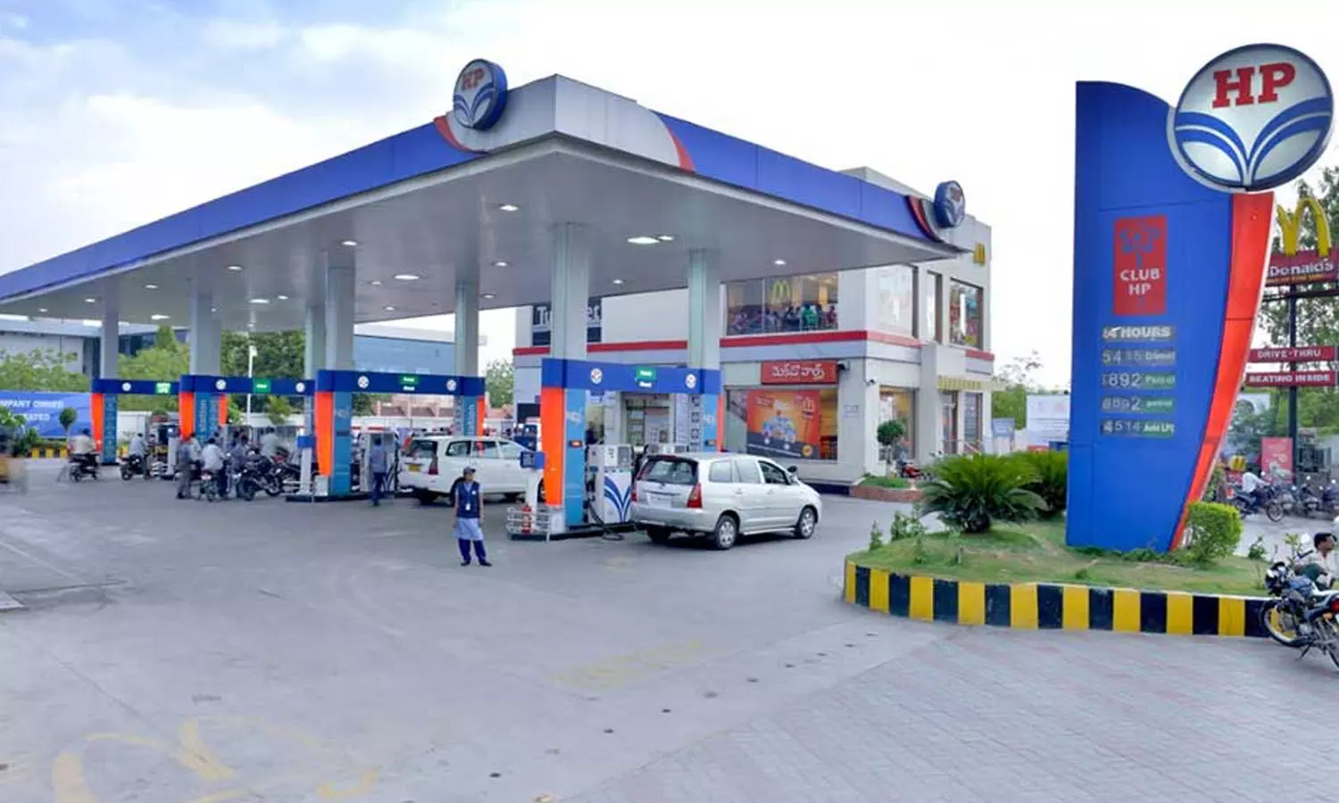 Three youths attack petrol pump workers in Narsingi, one killed