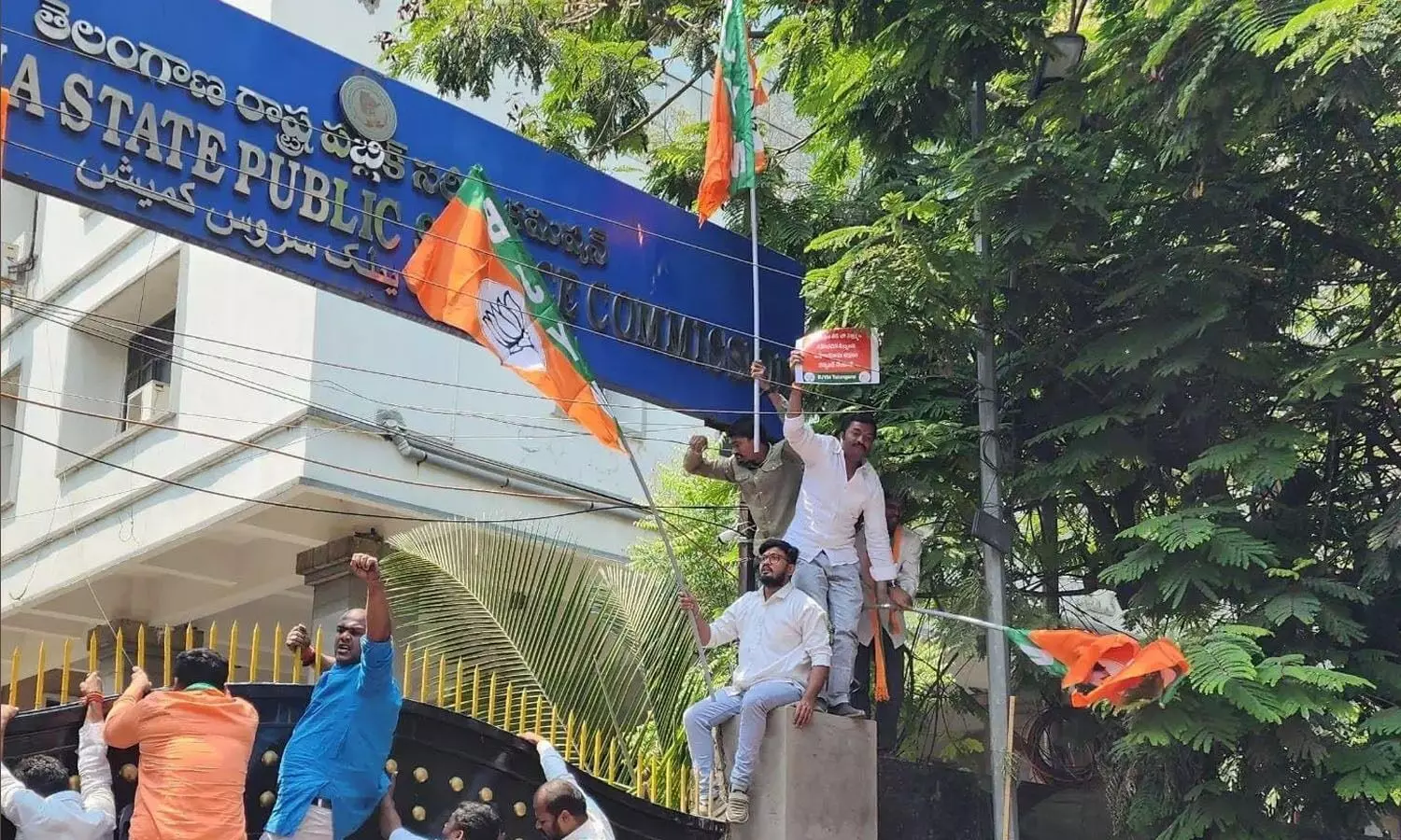 BJYM, NSUI storm TSPSC office in Nampally over paper-leak issue