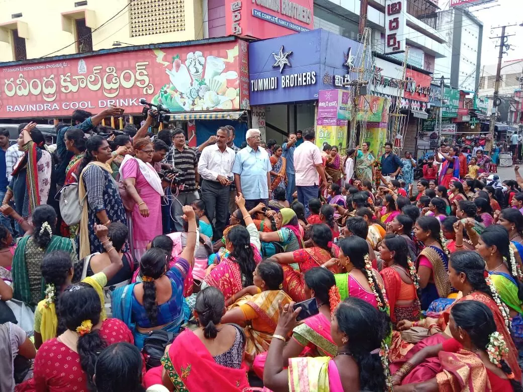 Hundreds of Anganwadi workers detained, ‘Chalo Vijayawada’ protest foiled