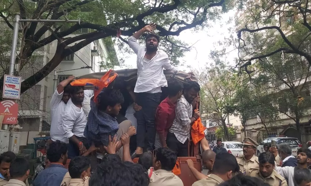 Van driver falls sick, alert cop saves lives of 16 ABVP protesters in Hyderabad