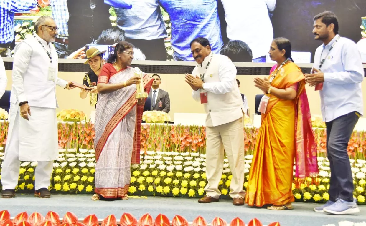 Telangana Panchayat Raj dept. bags 13 National awards, Errabelli receives award from President