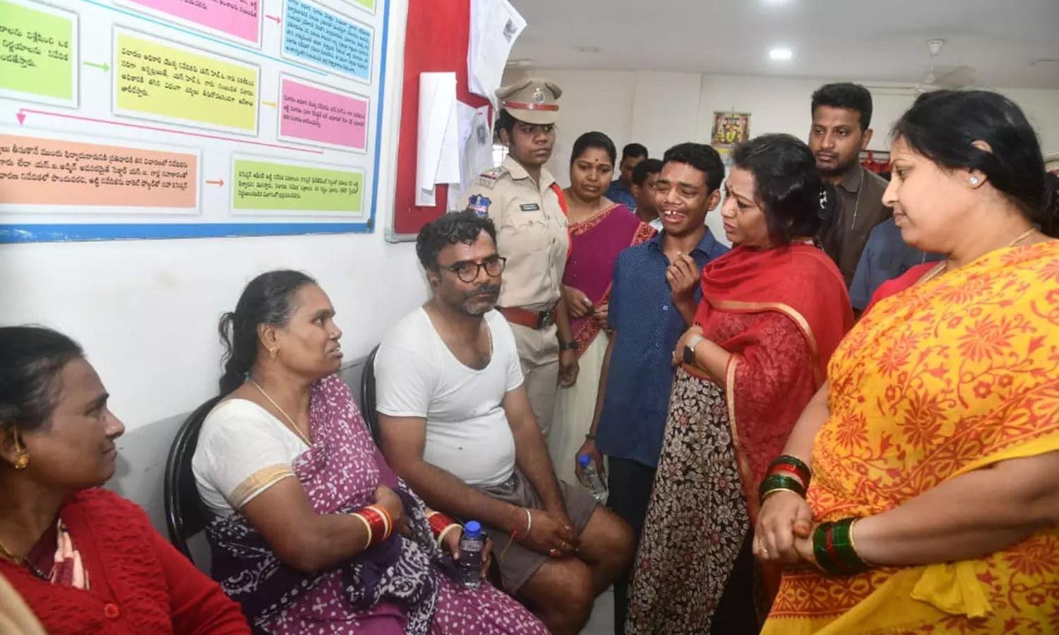 City Mayor Gadwal Vijayalakshmi meets kin of girl washed away in Nala, announces ex-gratia