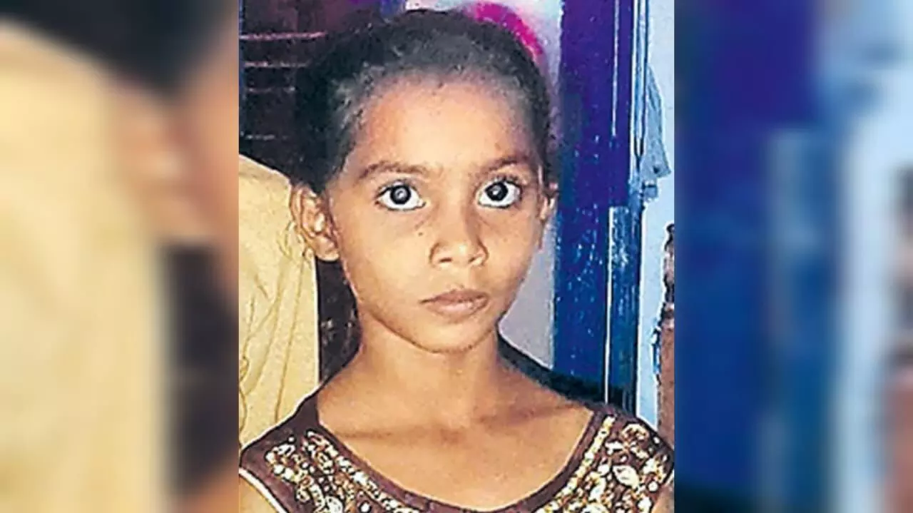 9 yr-old-girl choked to death by rolled-up car window glass in Nalgonda