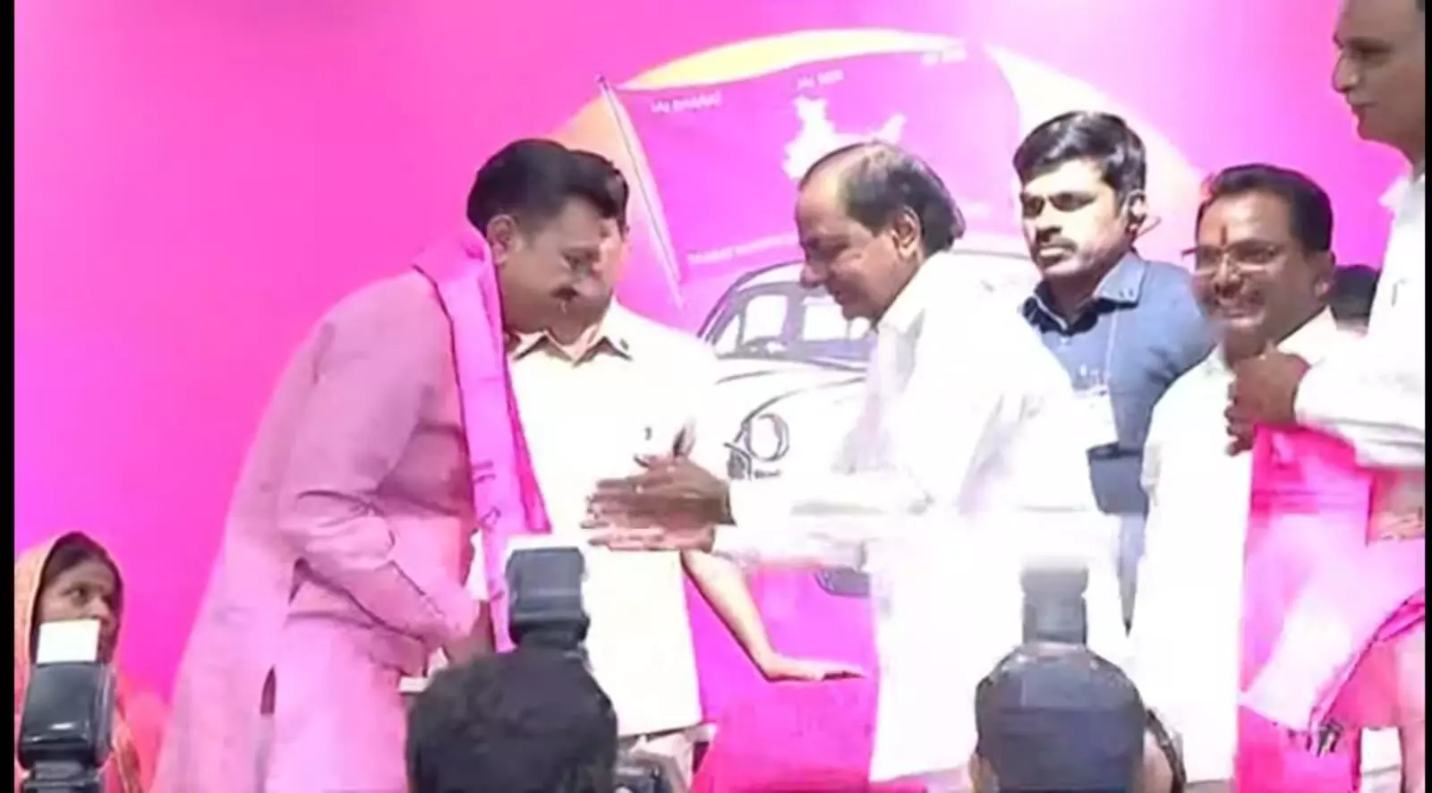 KCR welcomes BJP corporator, followers from Solapur into BRS