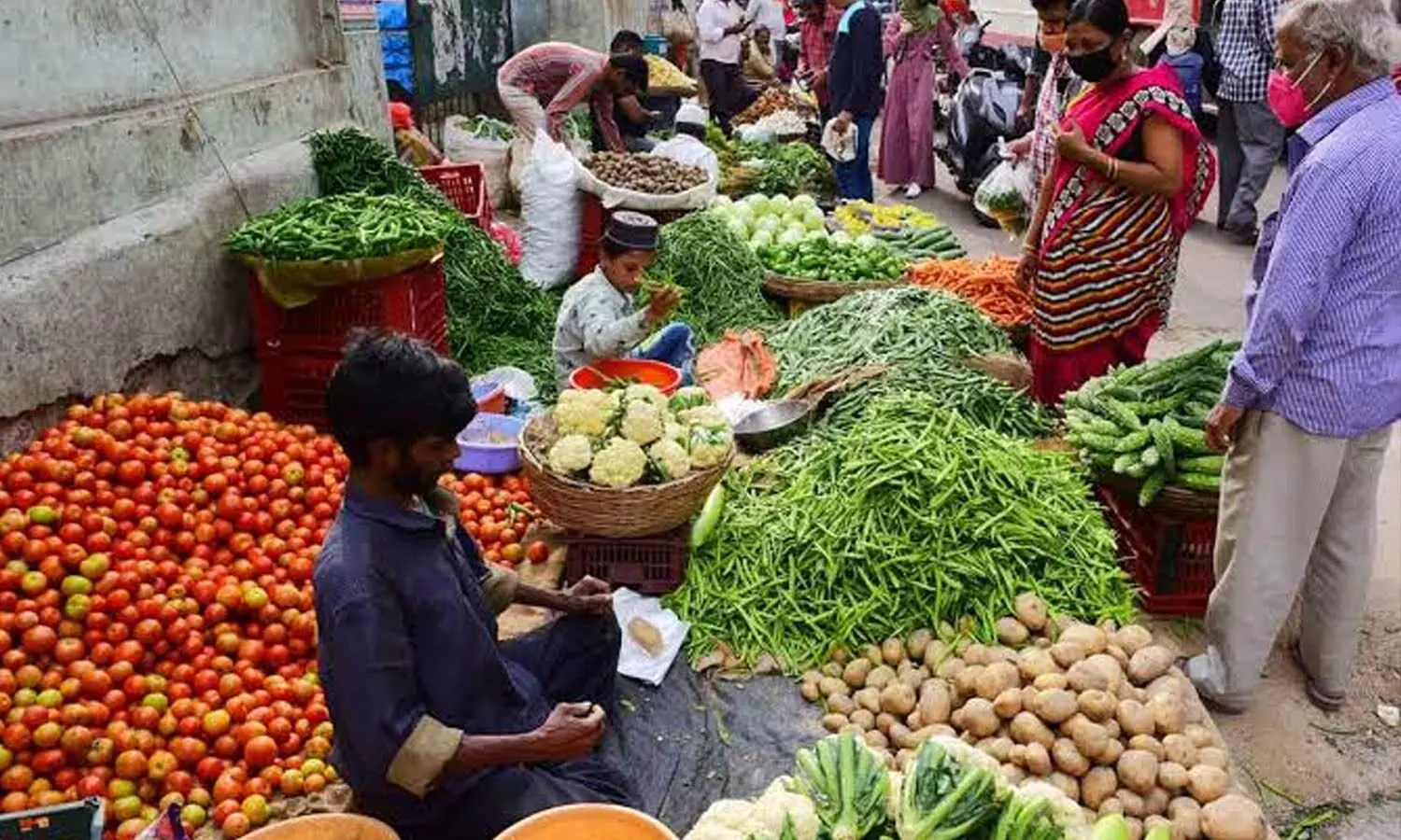Prices of tomatoes, green chillies dip significantly in Telangana, AP