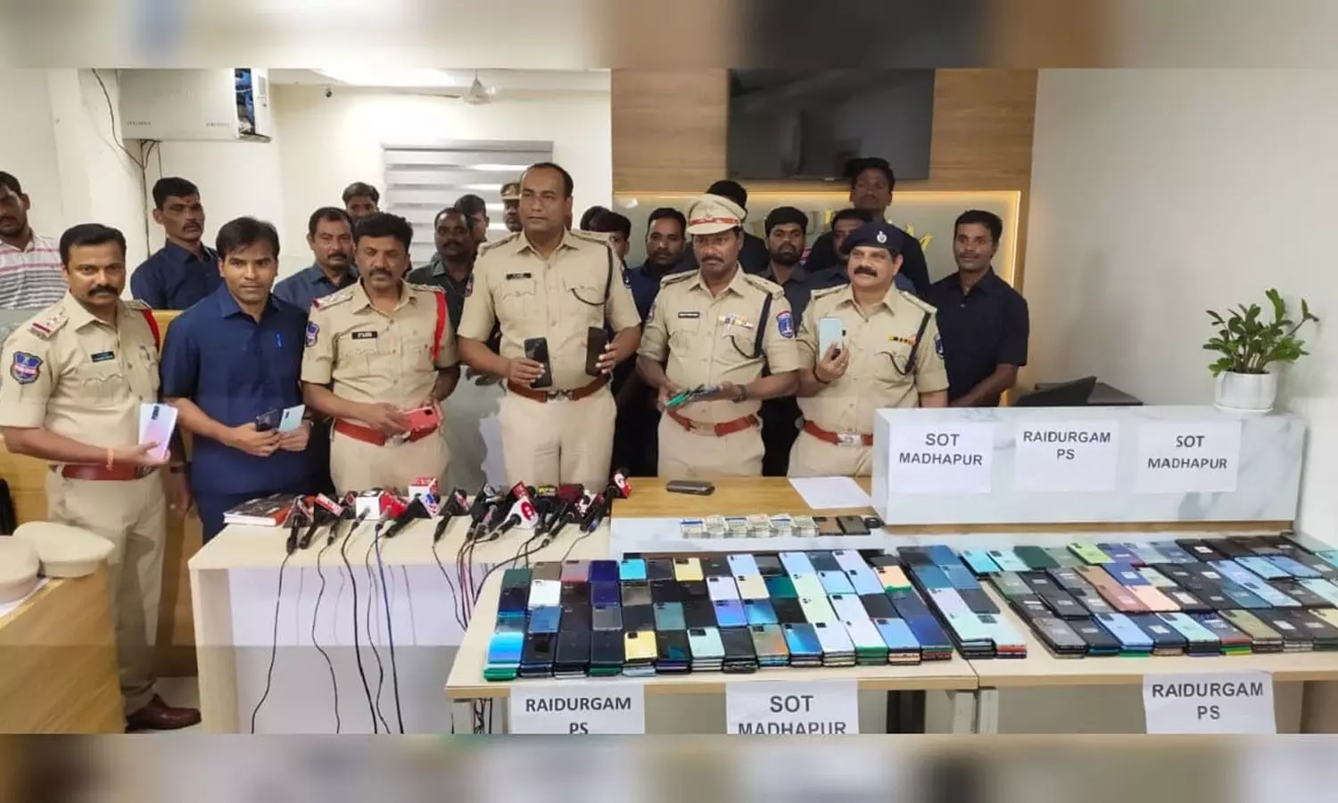 Hyderabad police bust cell phone racket gang, seized 563 cell phones all worth Rs 1.92 cr