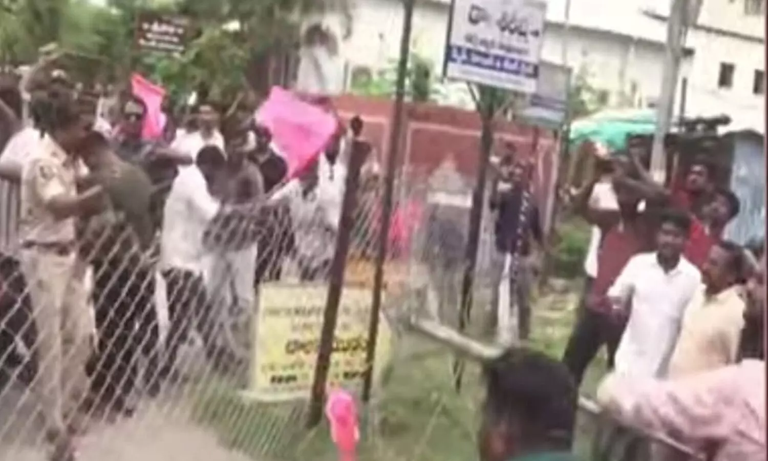 BRS, BJP workers clash outside MLA Vinay Bhaskar’s camp office in Warangal