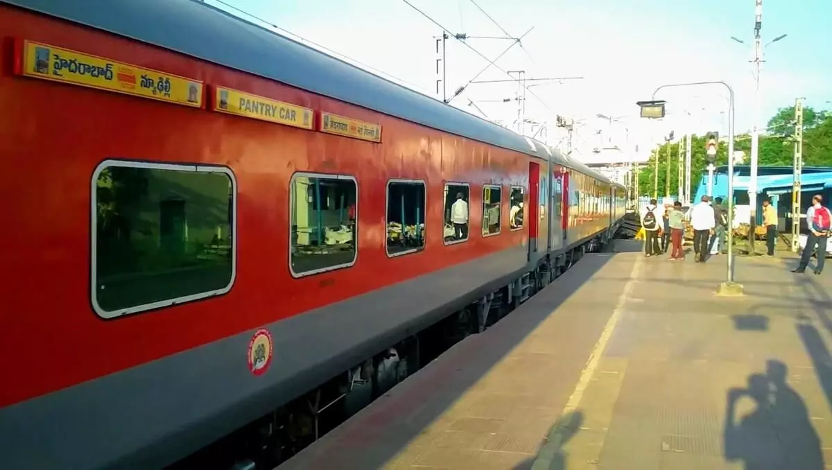 Passengers of Telangana Express misled by SMS, train tracker app, cause confusion