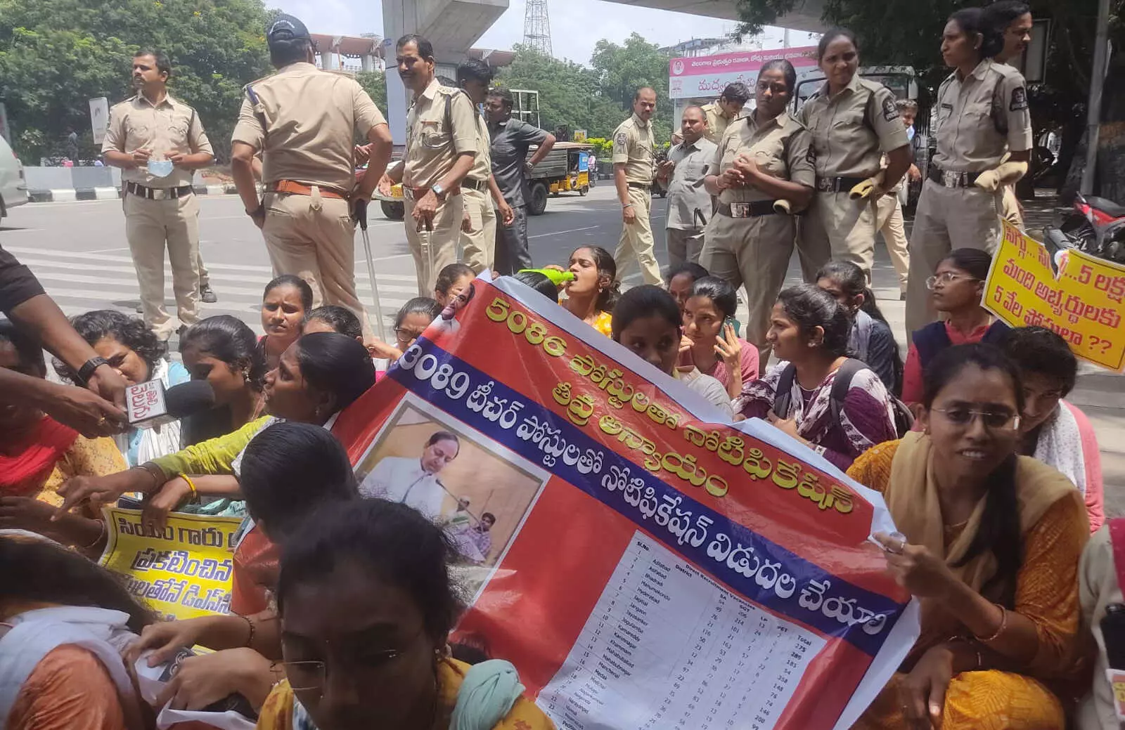 Aspirants of teacher posts protest at Telangana Assembly