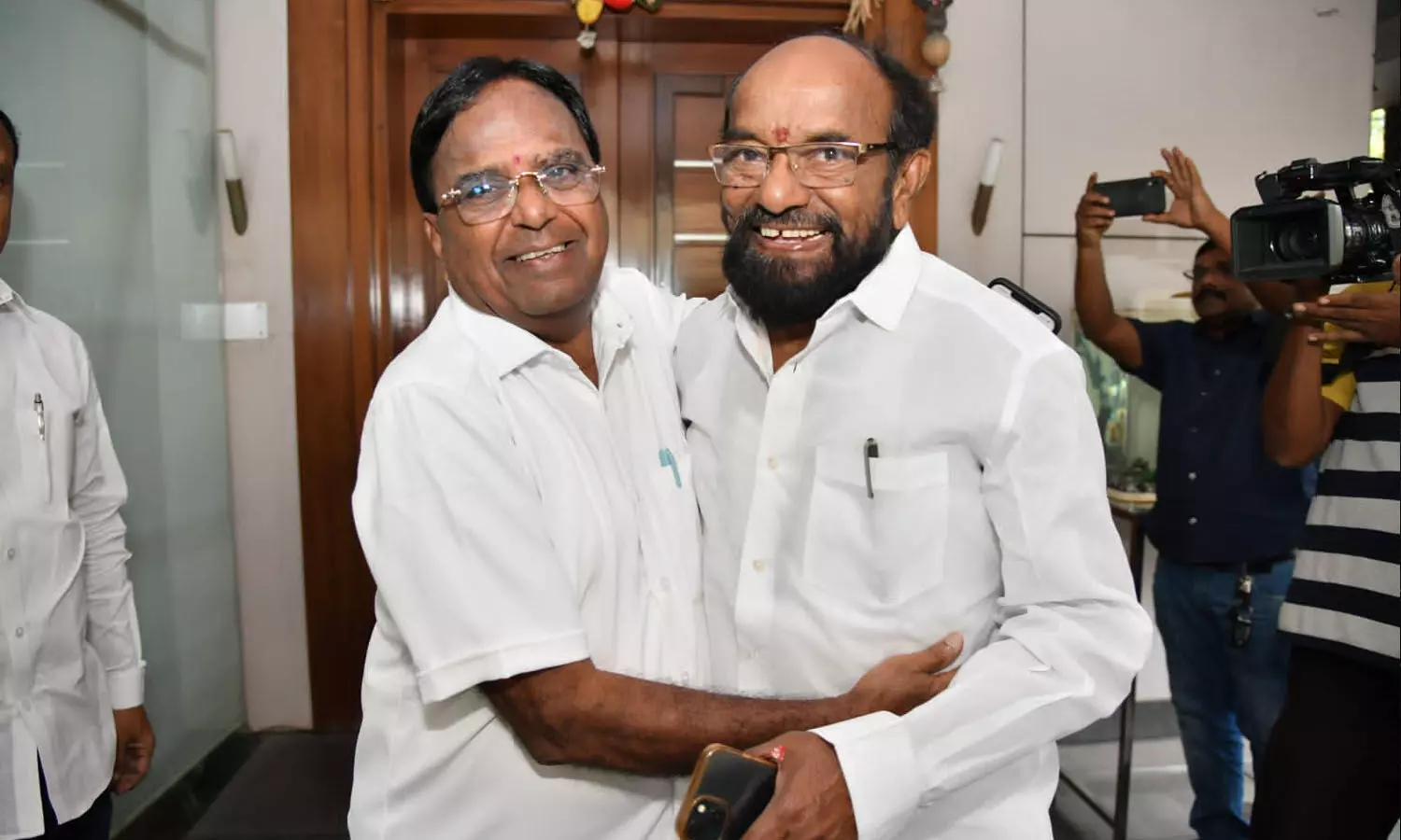 YSRCP MP R Krishnaiah’s moonlighting with Telangana Congress utter disgrace to Chief Minister YS Jagan