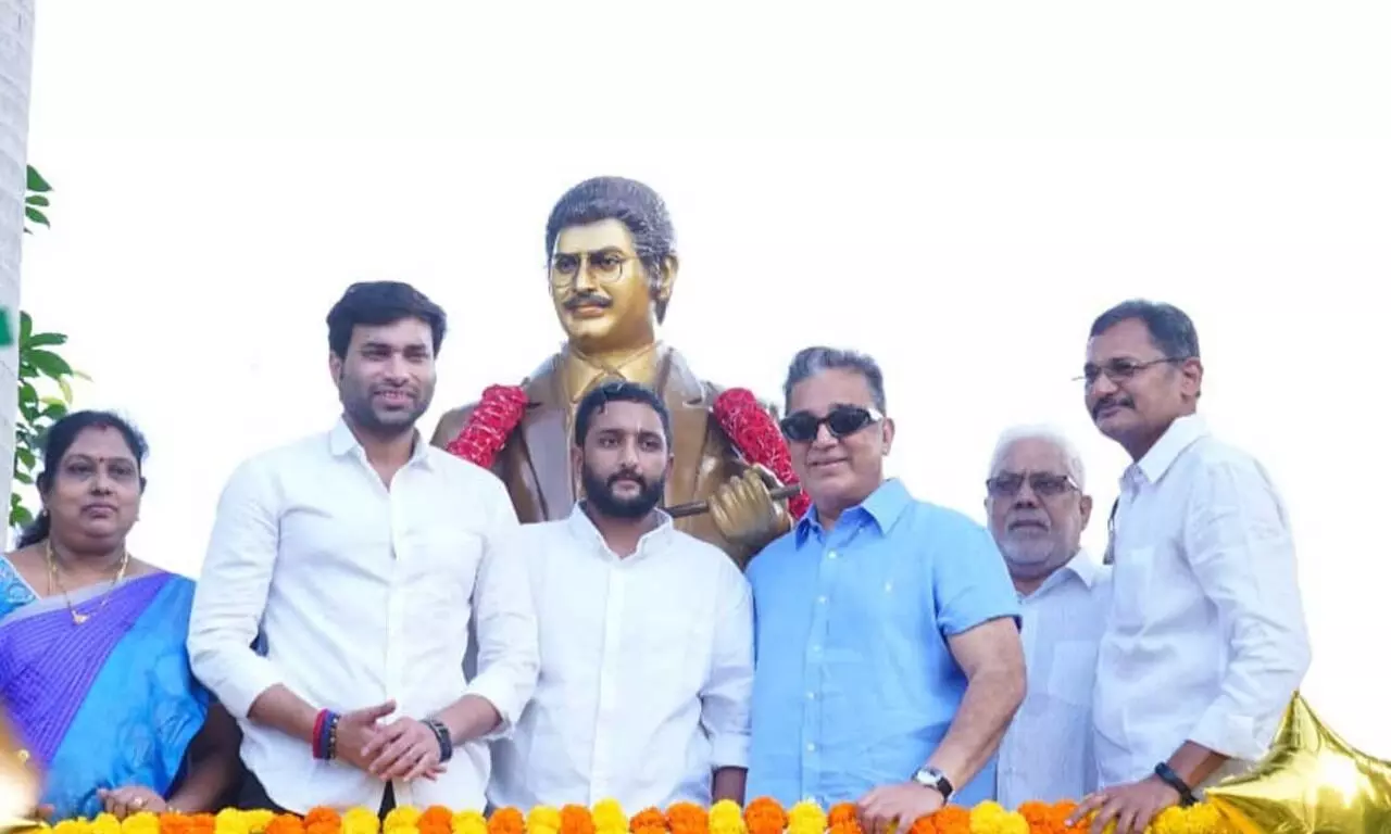 Kamal Haasan unveils Tollywood superstar Krishnas statue in Vijayawada, Mahesh express gratitude