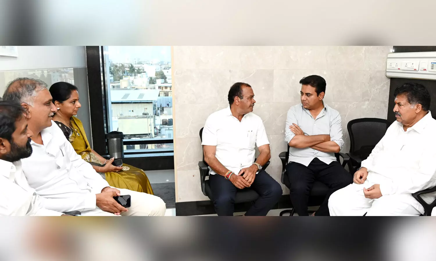 Komatireddy, Hanumantha Rao visits Yashoda Hospital, enquires about KCR’s health