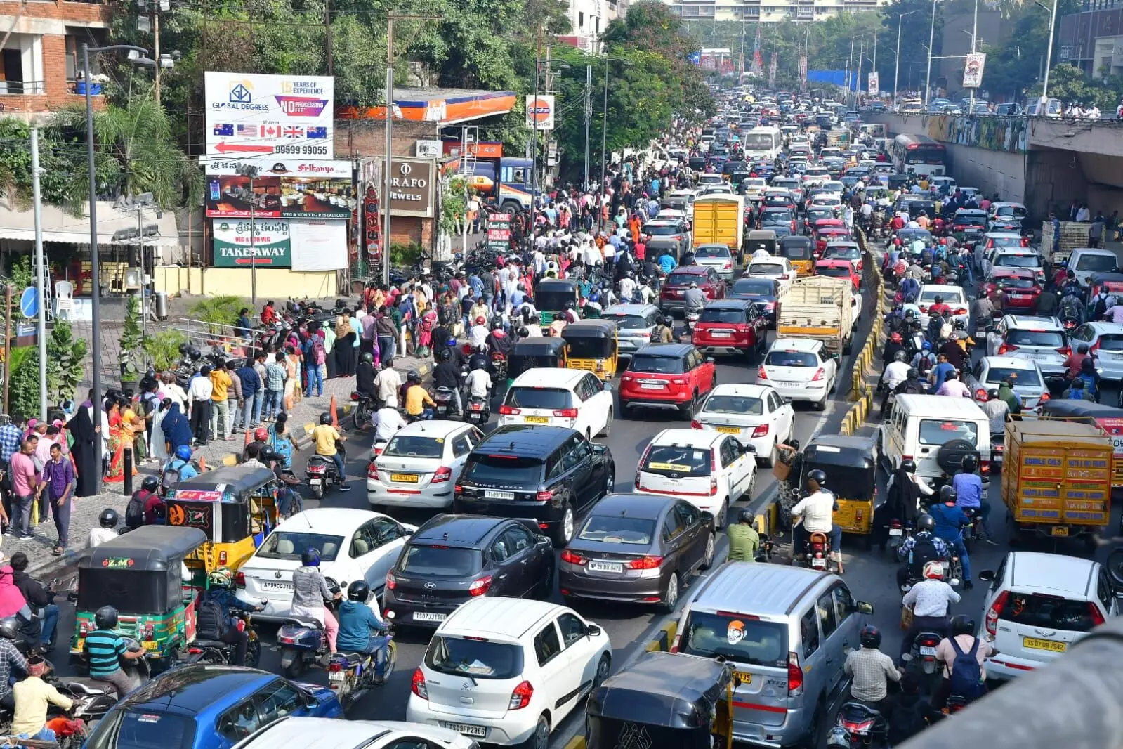 Huge crowds throng Prajavani leading to traffic snarls at Begumpet, Punjagutta, Banjara Hills