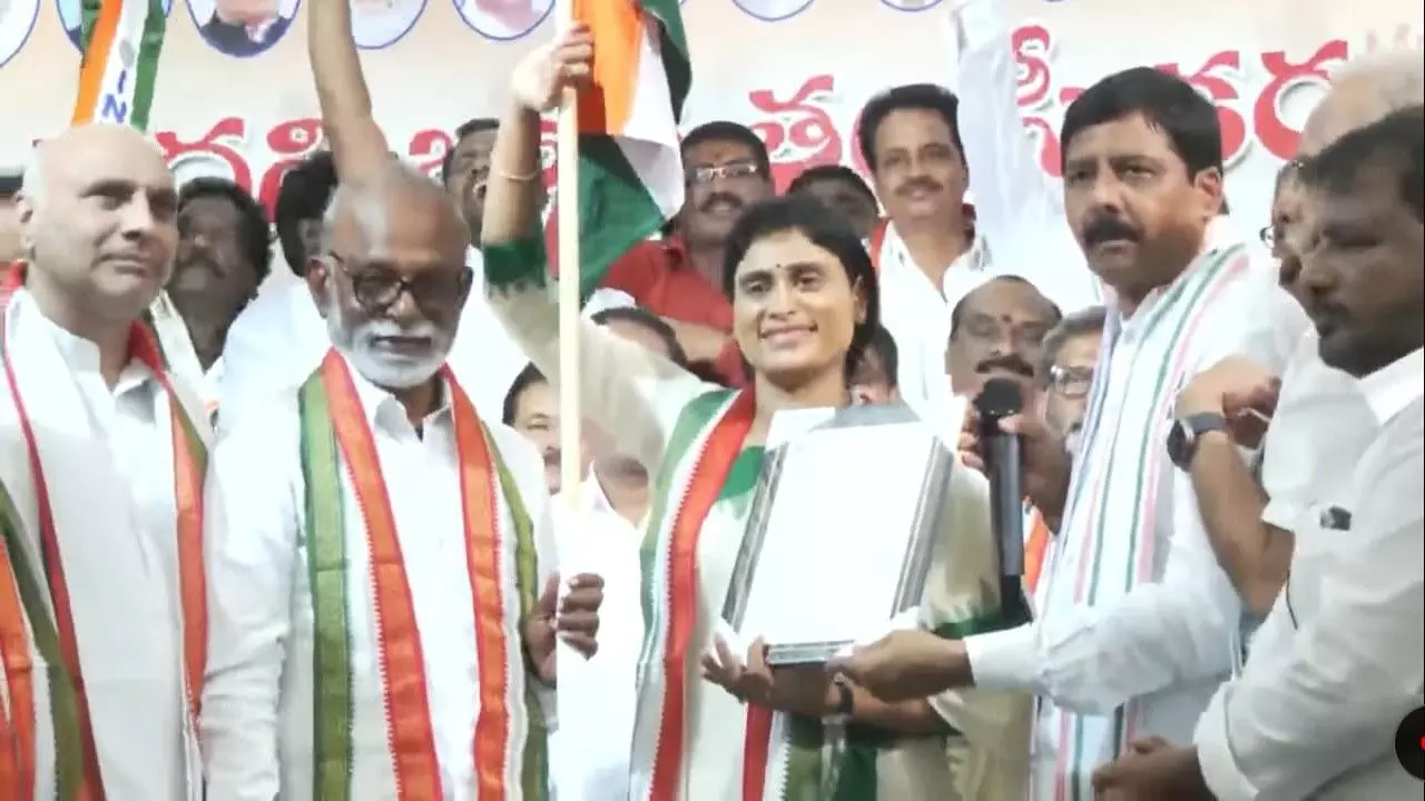 Sharmila takes over as APCC chief, declares war on Jagan, Naidu, calls them puppets of BJP