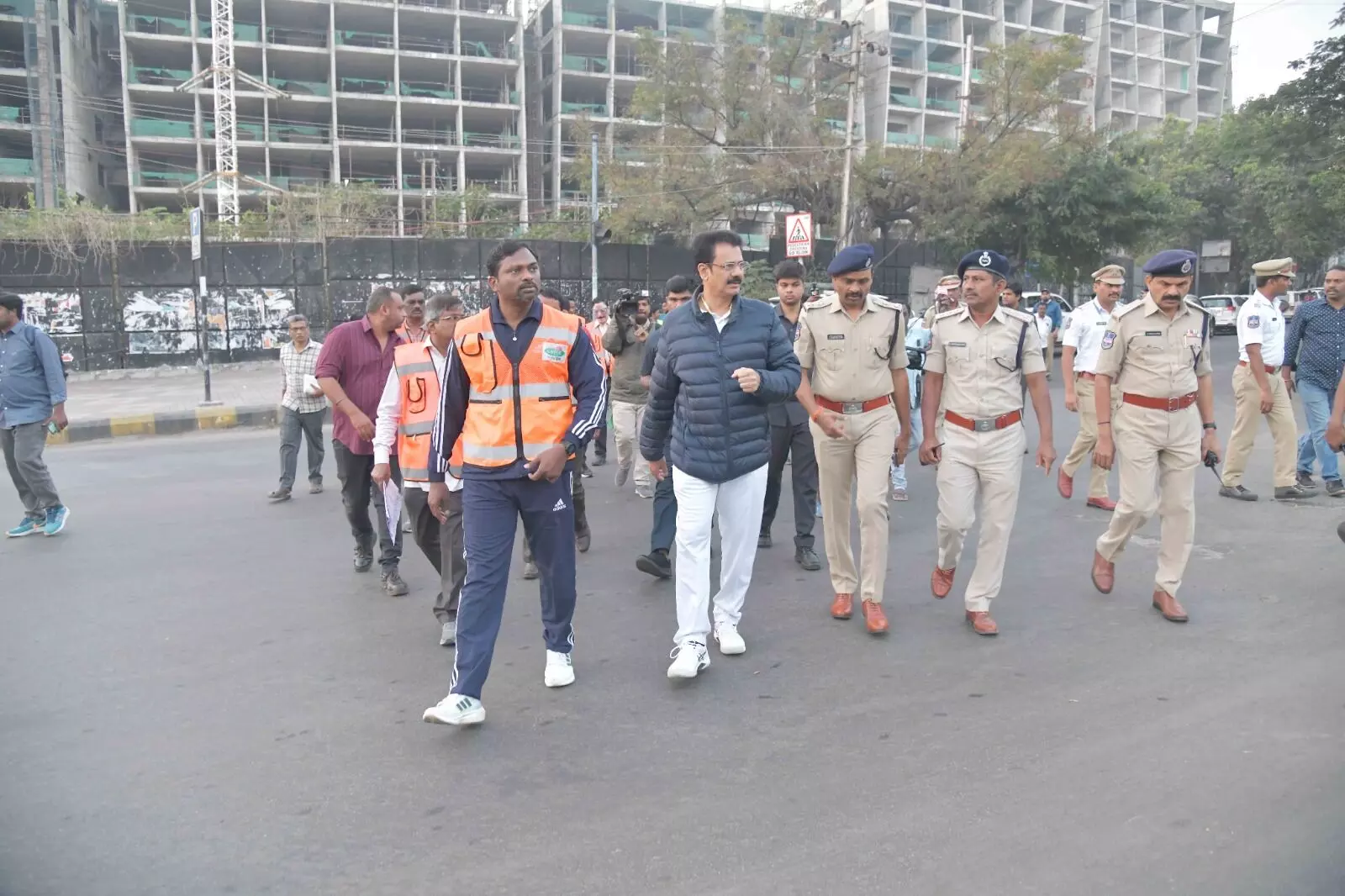 Lesser time at signals, expanding connecting roads in Banjara Hills, Jubilee Hills: GHMC, police to submit plan to Revanth Reddy