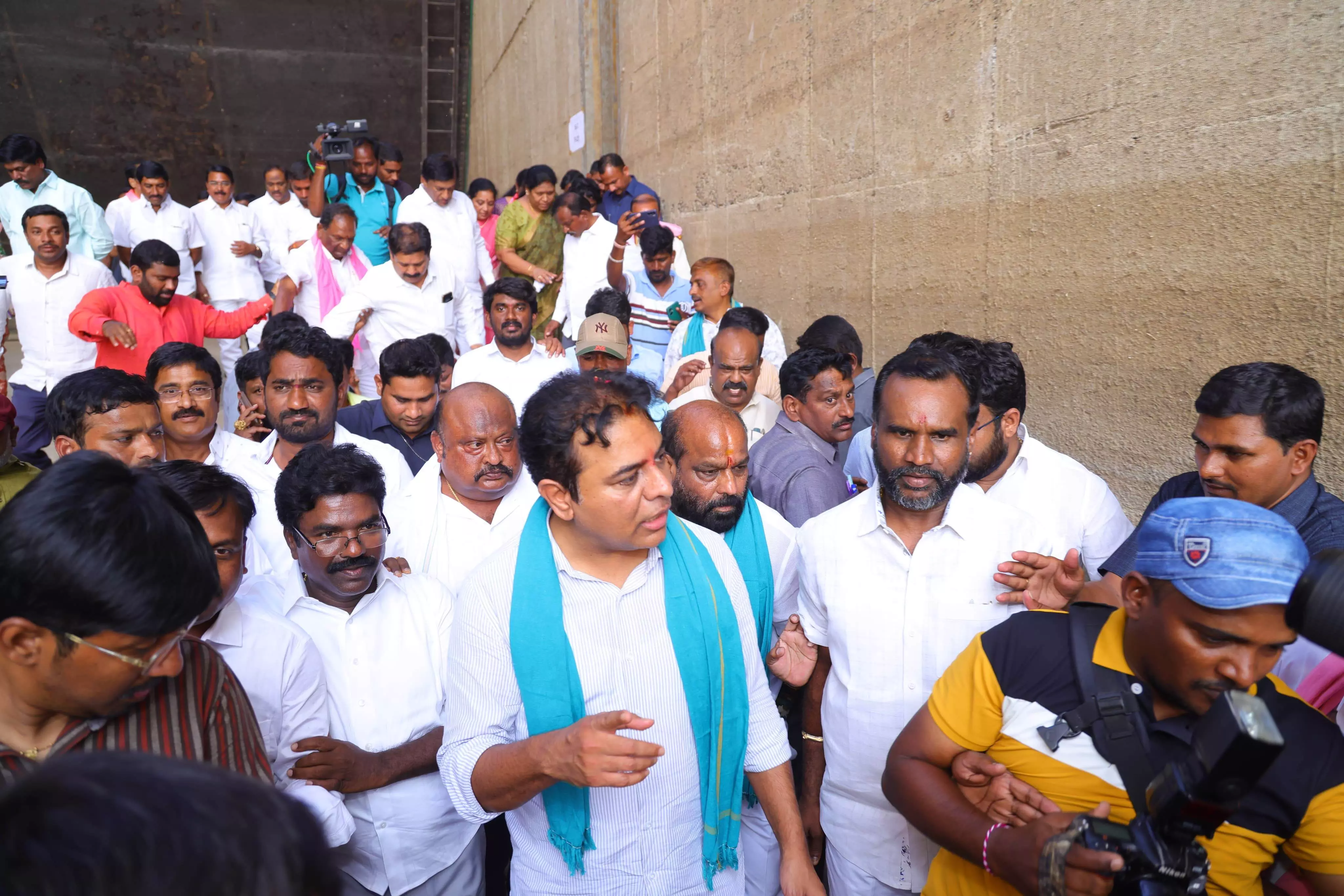 BRS ‘Chalo Medigadda’ unveils Kaleshwaram’s mega structure to Telangana, demands water to farms