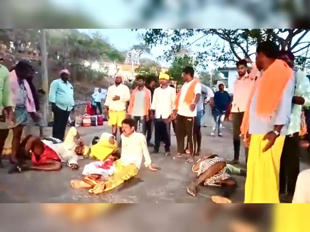 Street brawl: Mallikarjuna Swamy temple priests fight in Siddipet