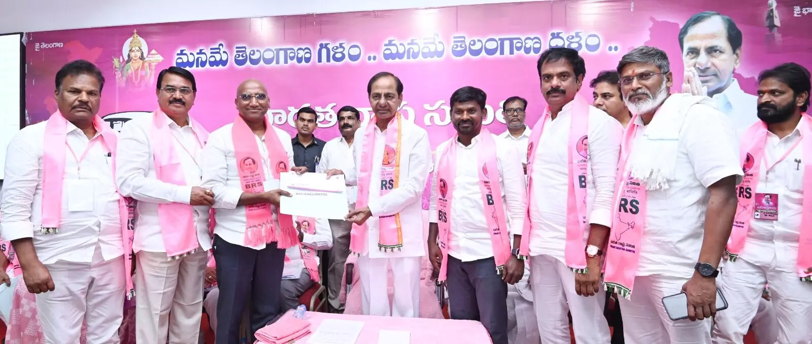 KCR distributes B Forms, to unveil new trend in campaign, polam baata, roadshows to go hand in hand