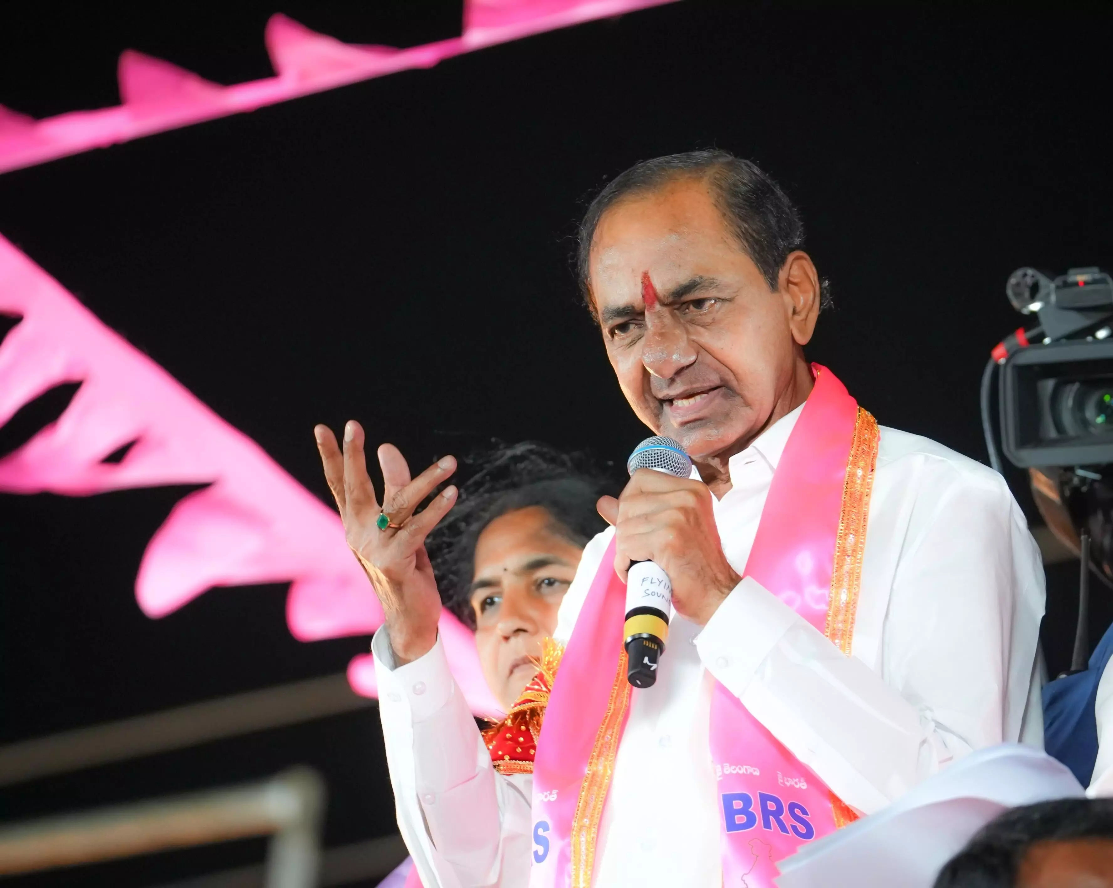 KCR lambasts conditions on Rytu Bandhu, says Revanth Reddy wont implement 10% tribal reservations