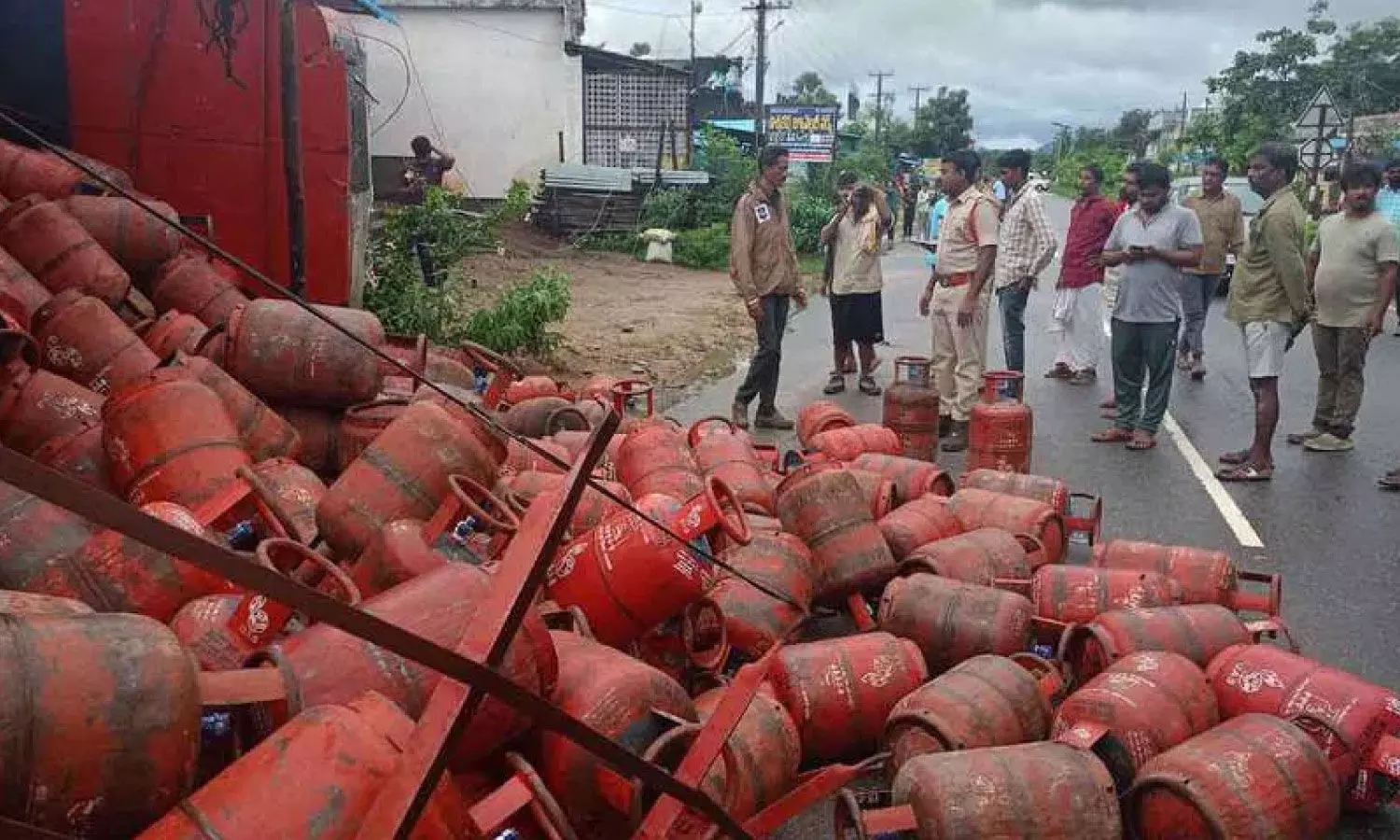 Lorry carrying gas cylinders overturns in Warangal Lorry carrying gas cylinders overturns in Warangal